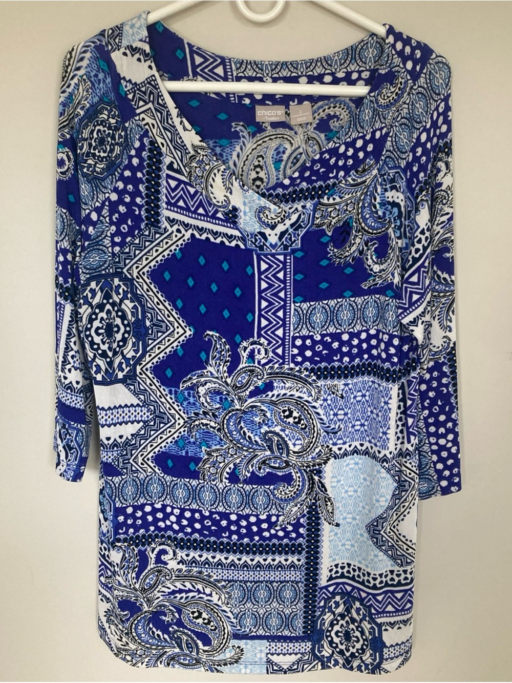 Chicos Travelers Tunic Top Size 2 US 12/14 Blue Paisley V Neck 3/4 Sleeve Slinky